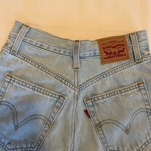 Levi’s Light Blue Wash High-Waisted Straight Jeans size 26